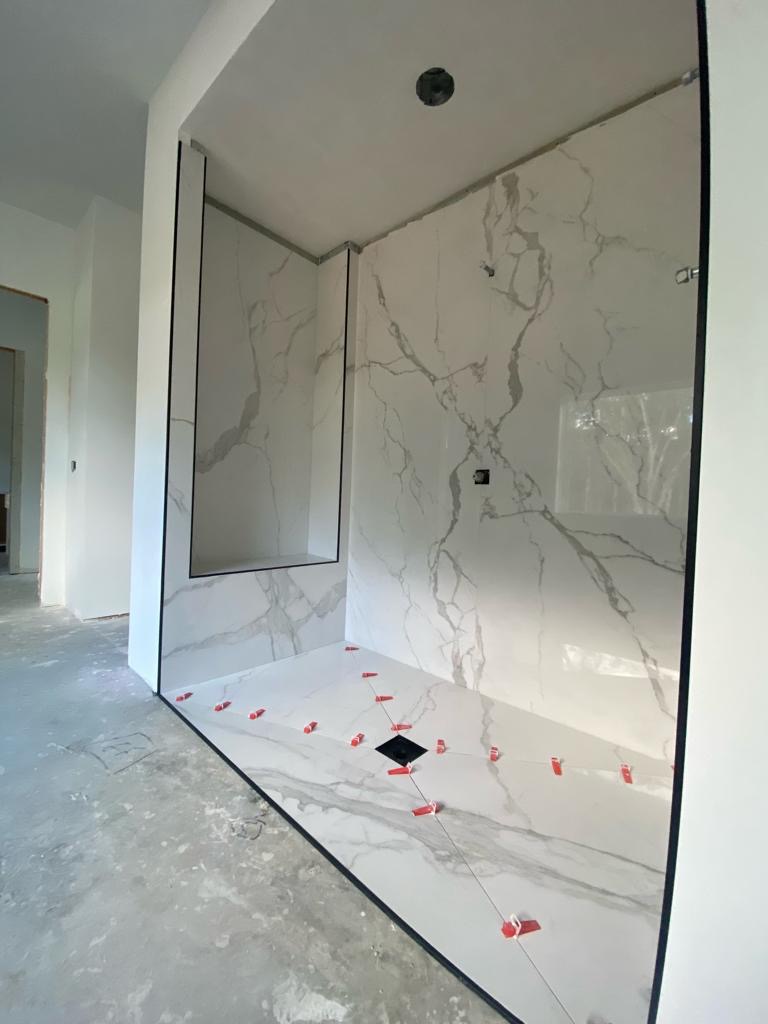 Black and white marble tile bathroom design